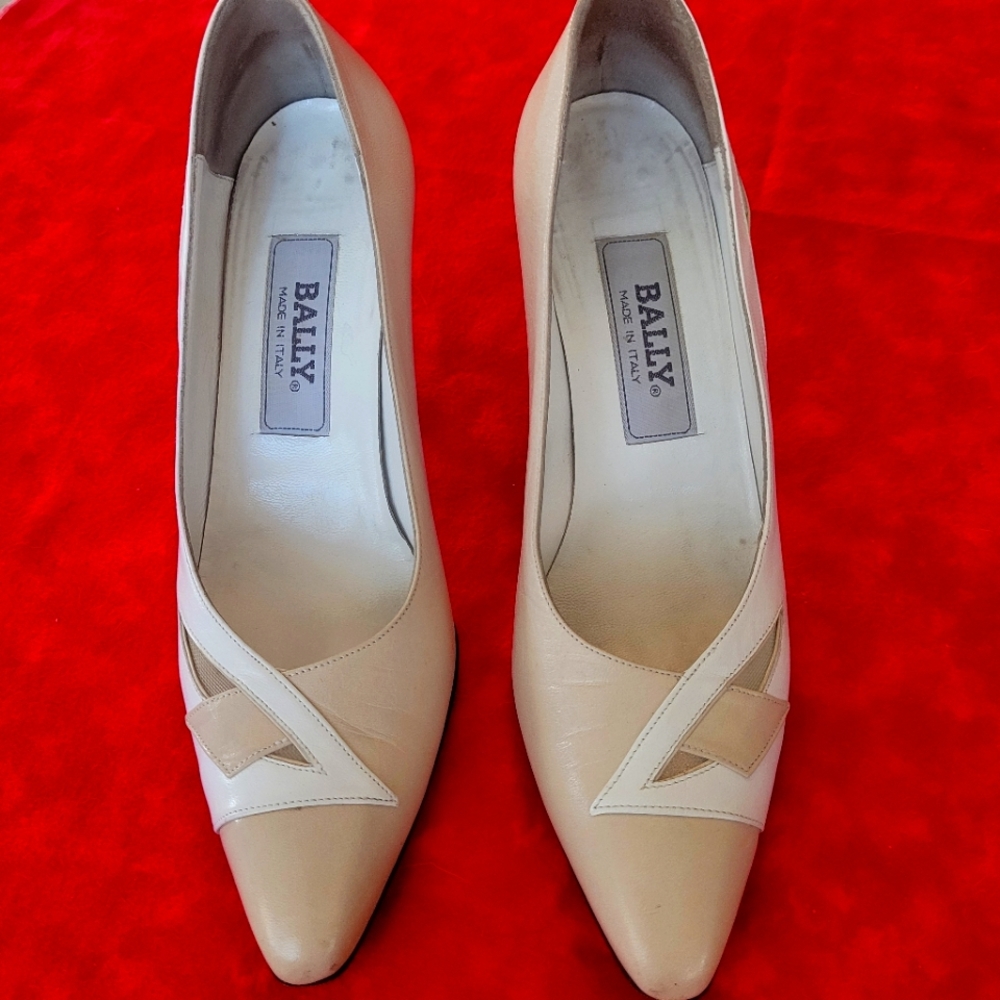 Vintage Bally Womens Beige/White cut out heels Size 7